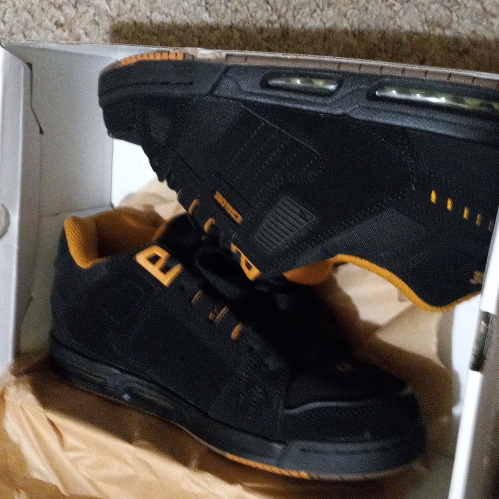 Globe shoes
